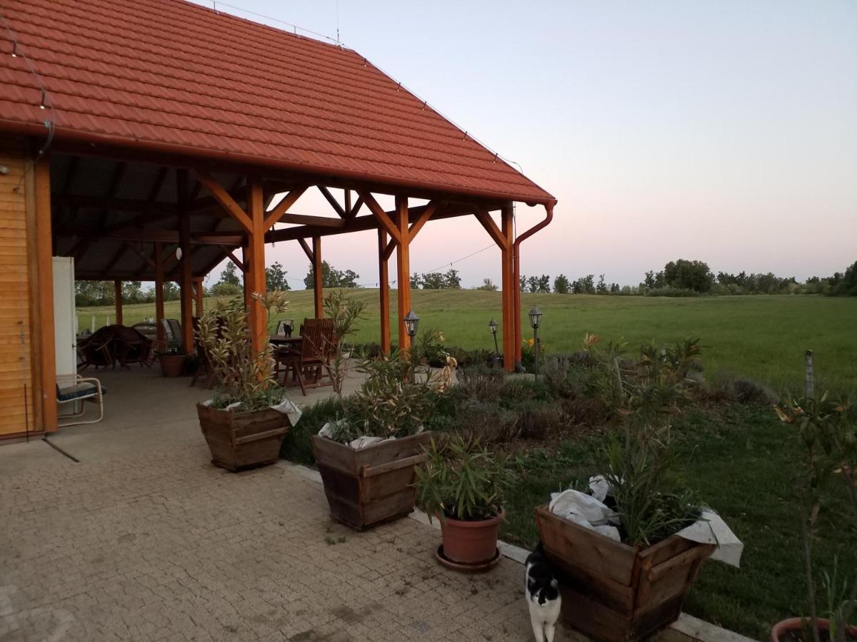 Tomajor Vendeghazak Apartment Tiszaeszlar Exterior foto
