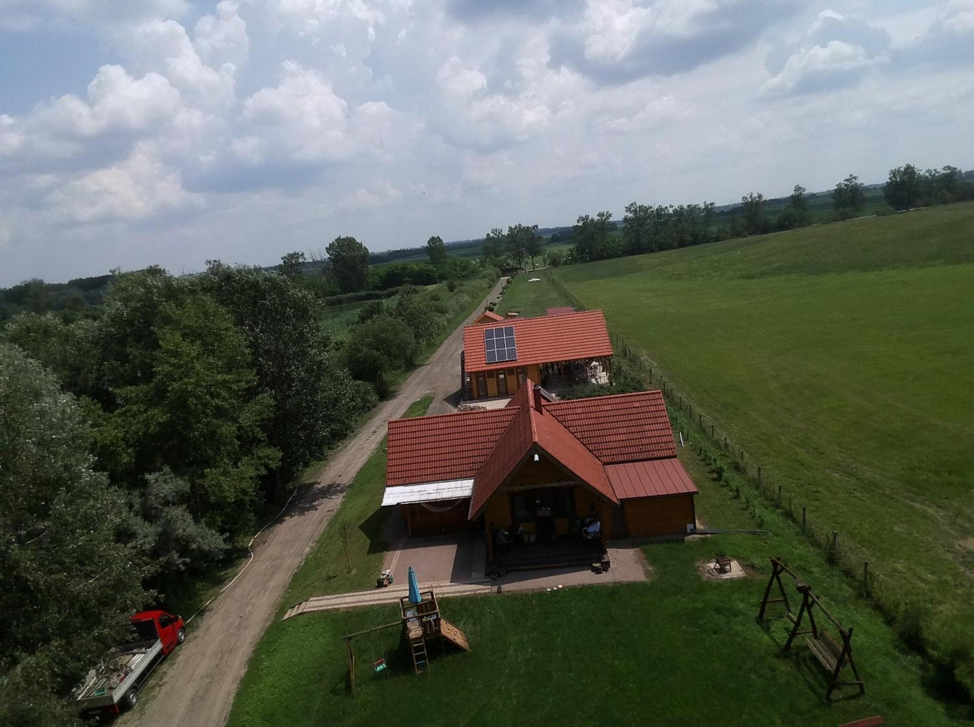 Tomajor Vendeghazak Apartment Tiszaeszlar Exterior foto