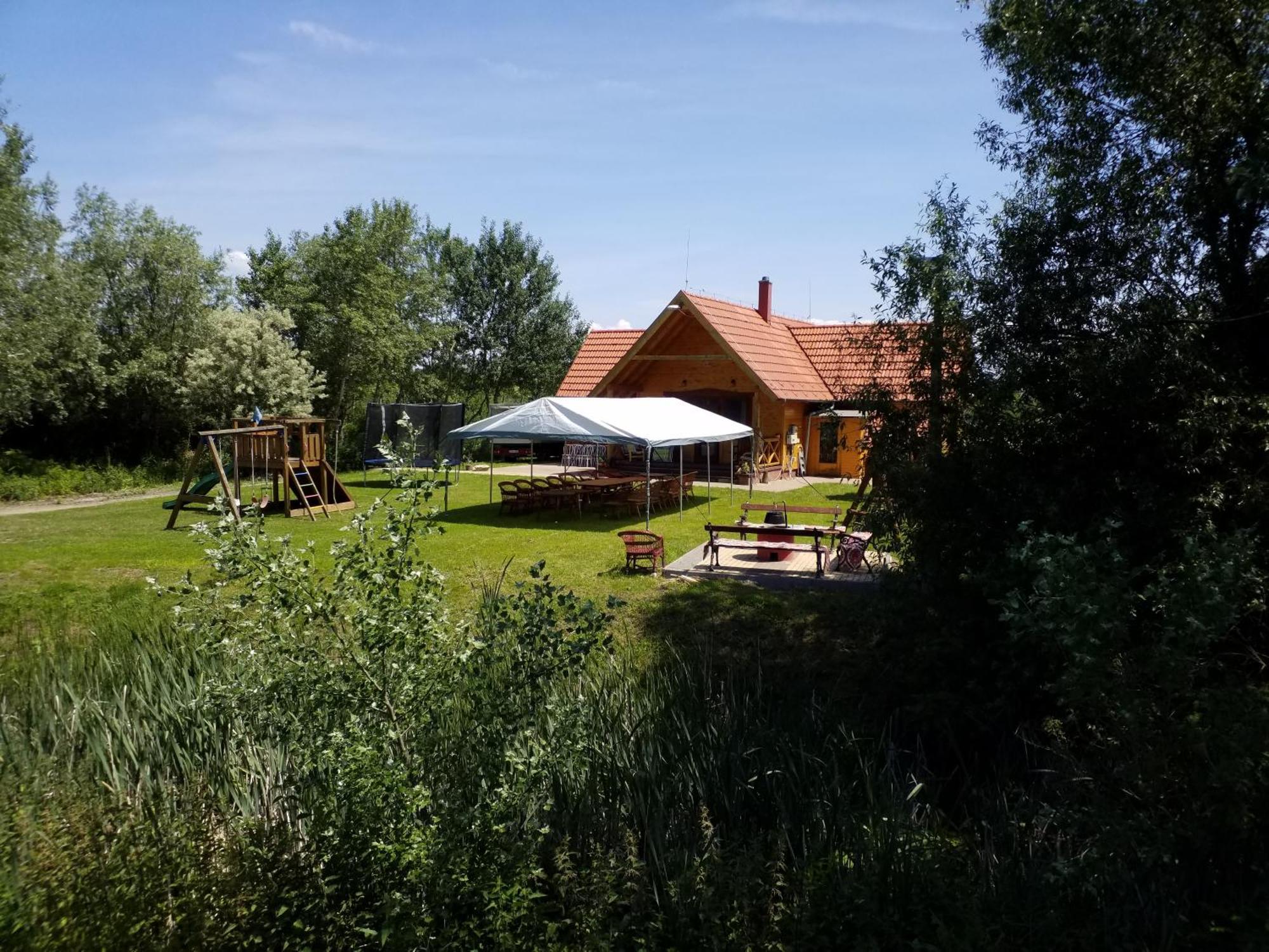 Tomajor Vendeghazak Apartment Tiszaeszlar Exterior foto